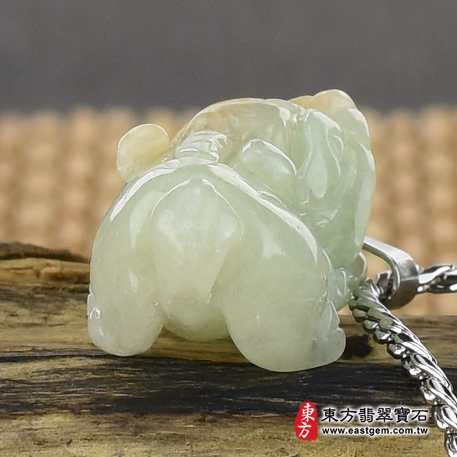 貔貅項鍊玉珮背面照片  （已出售勿下標，可訂做）翡翠貔貅項鍊玉珮（招財貔貅：貔貅牌A貨翡翠貔貅玉珮、緬甸玉貔貅玉墜）。淡綠色豆種帶黃翡貔貅，PF577。客製化訂做各種翡翠貔貅吊墜玉珮項鍊。★附A貨翡翠雙證書