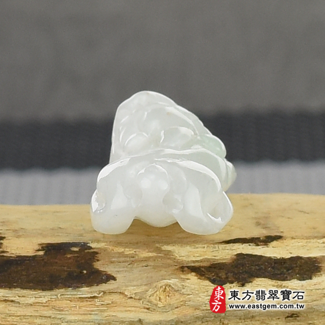 招財貔貅 背面照片 翡翠貔貅項鍊玉珮（招財貔貅：貔貅牌A貨翡翠貔貅玉珮、緬甸玉貔貅玉墜）。白綠色細糯種貔貅，PF582。客製化訂做各種翡翠貔貅吊墜玉珮項鍊。★附A貨翡翠雙證書