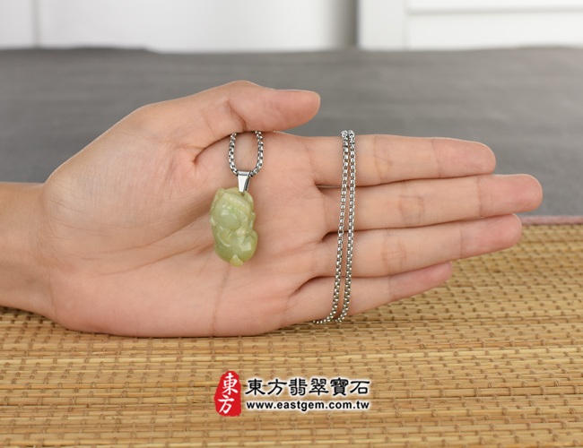 招財貔貅 大小示意照片 （已出售勿下標，可訂做）翡翠貔貅項鍊玉珮（招財貔貅：貔貅牌A貨翡翠貔貅玉珮、緬甸玉貔貅玉墜）。綠色豆種油青貔貅，PF589。客製化訂做各種翡翠貔貅吊墜玉珮項鍊。★附A貨翡翠雙證書