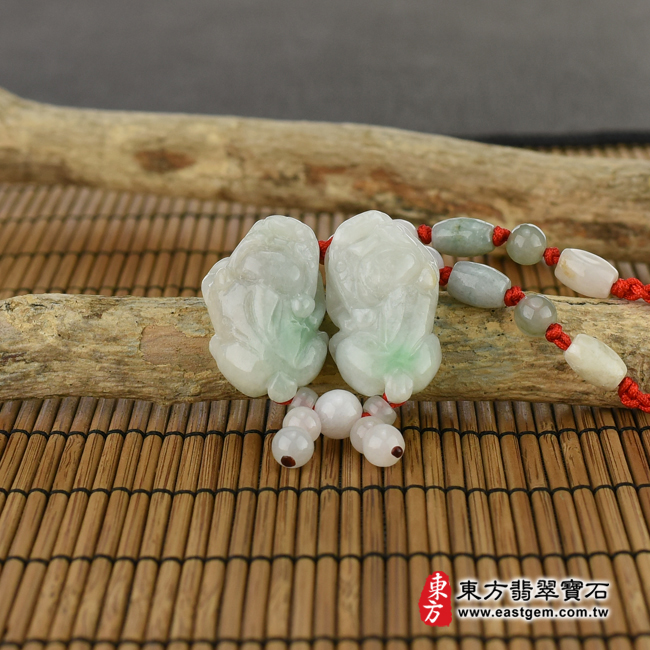 招財貔貅 情境照片 （已出售勿下標，可訂做）翡翠貔貅項鍊玉珮（招財貔貅：貔貅牌A貨翡翠貔貅玉珮、緬甸玉貔貅玉墜）。豆種白底青貔貅，PF631。客製化訂做各種翡翠貔貅吊墜玉珮項鍊。★附A貨翡翠雙證書