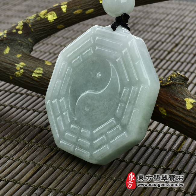 八卦太極 右側照片 （已出售勿下標，可訂做）翡翠八卦項鍊玉珮（精工八卦太極、先天八卦：八卦牌A貨翡翠八卦玉珮、緬甸玉八卦玉墜）。糯種八卦，ED123。客製化訂做各種翡翠八卦吊墜玉珮項鍊。★附A貨翡翠雙證書
