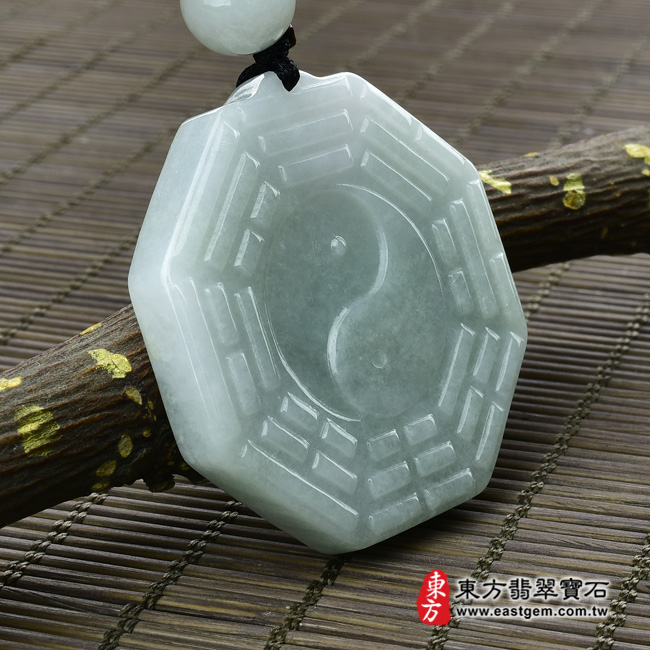 八卦太極 左側照片 （已出售勿下標，可訂做）翡翠八卦項鍊玉珮（精工八卦太極、先天八卦：八卦牌A貨翡翠八卦玉珮、緬甸玉八卦玉墜）。糯種八卦，ED123。客製化訂做各種翡翠八卦吊墜玉珮項鍊。★附A貨翡翠雙證書