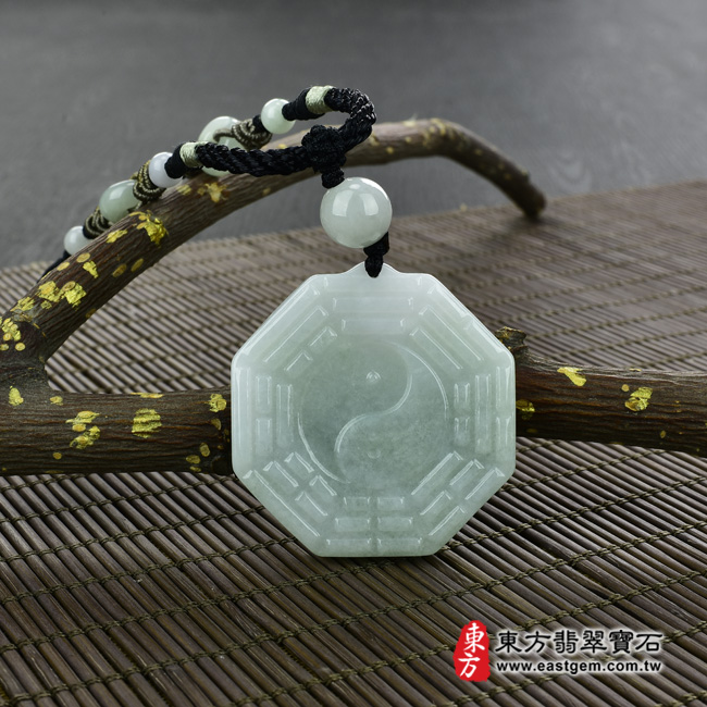 八卦太極 情境照片 （已出售勿下標，可訂做）翡翠八卦項鍊玉珮（精工八卦太極、先天八卦：八卦牌A貨翡翠八卦玉珮、緬甸玉八卦玉墜）。糯種八卦，ED123。客製化訂做各種翡翠八卦吊墜玉珮項鍊。★附A貨翡翠雙證書