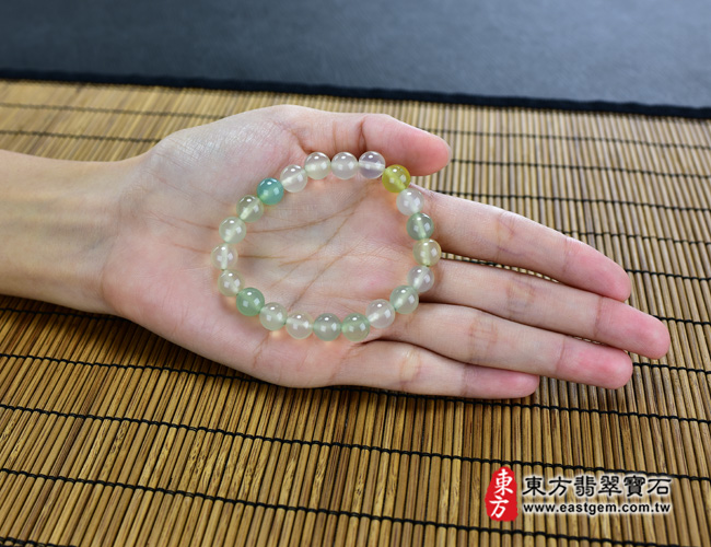 綠瑪瑙手珠大小示意圖  綠瑪瑙手鍊(綠瑪瑙珠子，珠徑約8mm，OML035) 客製化設計各種綠瑪瑙珠串、綠瑪瑙珠子、綠瑪瑙手鍊、綠瑪瑙手珠。★附東方翡翠寶石保證卡