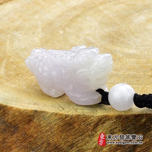麒麟項鍊玉珮左側照片   翡翠麒麟項鍊玉珮（神獸獻瑞：麒麟牌A貨翡翠麒麟玉珮、緬甸玉麒麟玉墜）。白翡翠麒麟，CL072。客製化訂做各種翡翠麒麟吊墜玉珮項鍊。★附A貨翡翠雙證書
