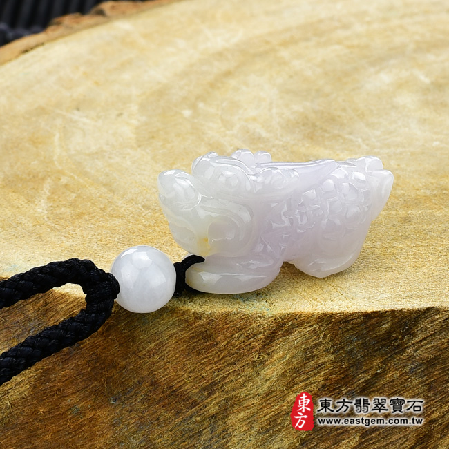 麒麟項鍊玉珮意境照片   翡翠麒麟項鍊玉珮（神獸獻瑞：麒麟牌A貨翡翠麒麟玉珮、緬甸玉麒麟玉墜）。白翡翠麒麟，CL072。客製化訂做各種翡翠麒麟吊墜玉珮項鍊。★附A貨翡翠雙證書