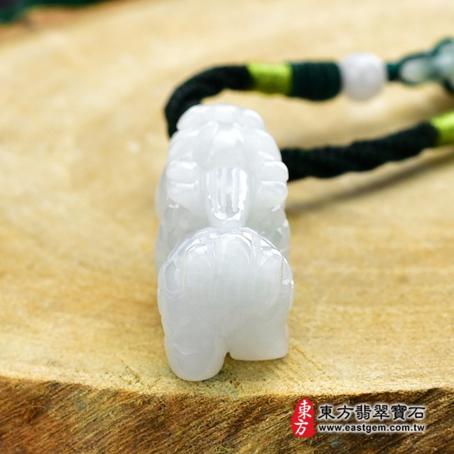 麒麟項鍊玉珮背面照片   翡翠麒麟項鍊玉珮（神獸獻瑞：麒麟牌A貨翡翠麒麟玉珮、緬甸玉麒麟玉墜）。白翡翠麒麟，CL073。客製化訂做各種翡翠麒麟吊墜玉珮項鍊。★附A貨翡翠雙證書