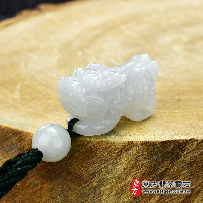 麒麟項鍊玉珮意境照片   翡翠麒麟項鍊玉珮（神獸獻瑞：麒麟牌A貨翡翠麒麟玉珮、緬甸玉麒麟玉墜）。白翡翠麒麟，CL073。客製化訂做各種翡翠麒麟吊墜玉珮項鍊。★附A貨翡翠雙證書