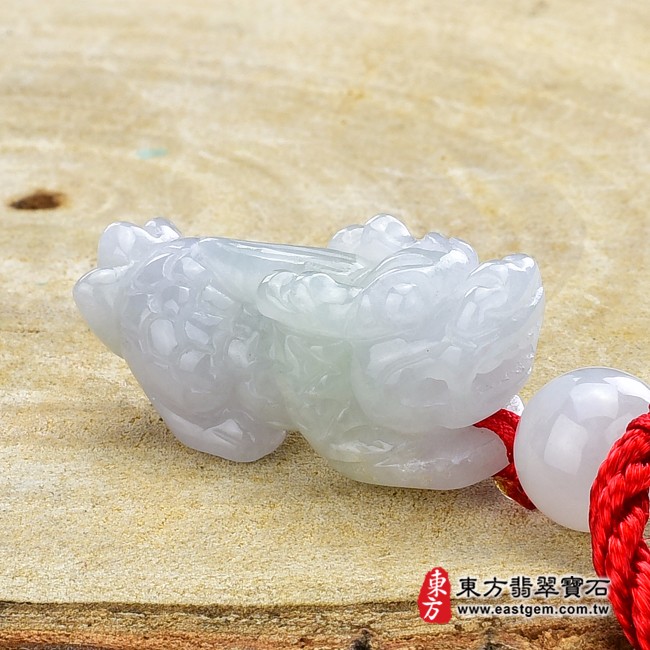 麒麟項鍊玉珮左側照片   翡翠麒麟項鍊玉珮（神獸獻瑞：麒麟牌A貨翡翠麒麟玉珮、緬甸玉麒麟玉墜）。白綠色糯種麒麟，CL075。客製化訂做各種翡翠麒麟吊墜玉珮項鍊。★附A貨翡翠雙證書