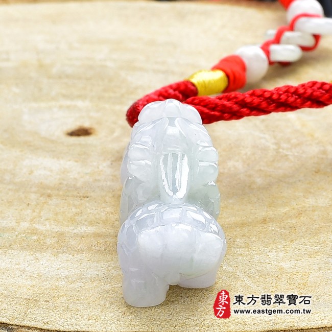 麒麟項鍊玉珮背面照片   翡翠麒麟項鍊玉珮（神獸獻瑞：麒麟牌A貨翡翠麒麟玉珮、緬甸玉麒麟玉墜）。白綠色糯種麒麟，CL075。客製化訂做各種翡翠麒麟吊墜玉珮項鍊。★附A貨翡翠雙證書