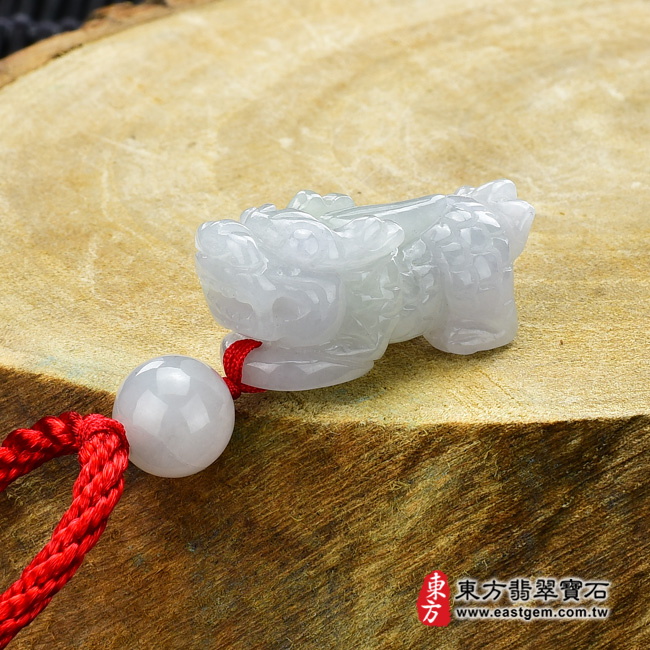 麒麟項鍊玉珮意境照片   翡翠麒麟項鍊玉珮（神獸獻瑞：麒麟牌A貨翡翠麒麟玉珮、緬甸玉麒麟玉墜）。白綠色糯種麒麟，CL075。客製化訂做各種翡翠麒麟吊墜玉珮項鍊。★附A貨翡翠雙證書