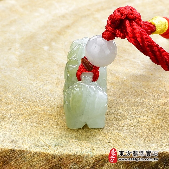 麒麟項鍊玉珮背面照片   翡翠麒麟項鍊玉珮（神獸獻瑞：麒麟牌A貨翡翠麒麟玉珮、緬甸玉麒麟玉墜）。淡綠色糯種帶黃翡麒麟，CL076。客製化訂做各種翡翠麒麟吊墜玉珮項鍊。★附A貨翡翠雙證書