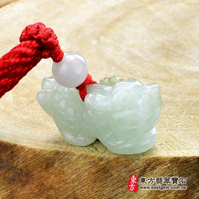 麒麟項鍊玉珮左側照片   翡翠麒麟項鍊玉珮（神獸獻瑞：麒麟牌A貨翡翠麒麟玉珮、緬甸玉麒麟玉墜）。淡綠色糯種帶黃翡麒麟，CL076。客製化訂做各種翡翠麒麟吊墜玉珮項鍊。★附A貨翡翠雙證書
