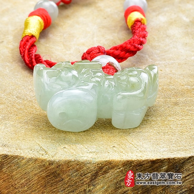 麒麟項鍊玉珮背面照片   翡翠麒麟項鍊玉珮（神獸獻瑞：麒麟牌A貨翡翠麒麟玉珮、緬甸玉麒麟玉墜）。淡綠色糯種帶黃翡麒麟，CL076。客製化訂做各種翡翠麒麟吊墜玉珮項鍊。★附A貨翡翠雙證書