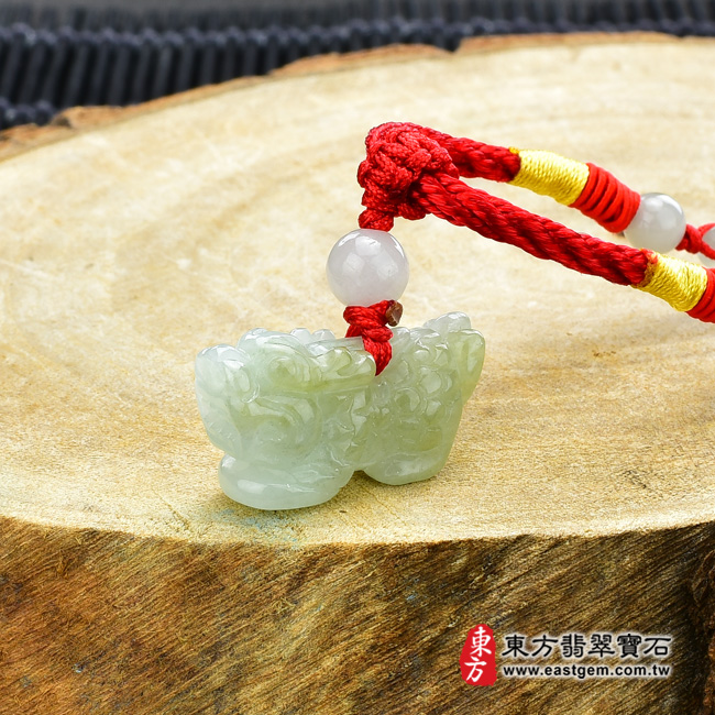 麒麟項鍊玉珮意境照片   翡翠麒麟項鍊玉珮（神獸獻瑞：麒麟牌A貨翡翠麒麟玉珮、緬甸玉麒麟玉墜）。淡綠色糯種帶黃翡麒麟，CL076。客製化訂做各種翡翠麒麟吊墜玉珮項鍊。★附A貨翡翠雙證書