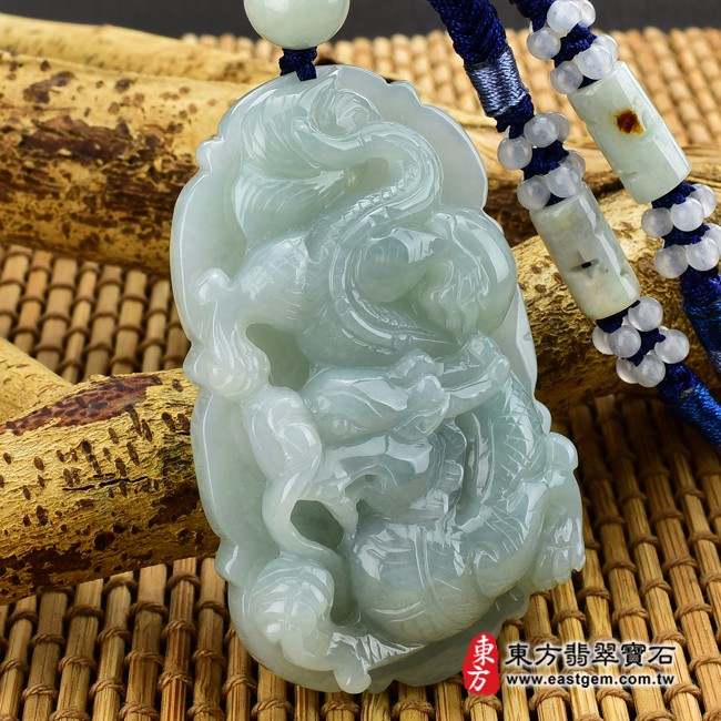 龍項鍊玉珮左側照片   翡翠龍項鍊玉珮（祥龍瑞氣、招財富貴龍：龍牌A貨翡翠龍玉珮、緬甸玉龍玉墜、龍十二生肖項鍊）。綠色糯種龍，DR331。客製化訂做各種翡翠龍吊墜玉珮項鍊。★附A貨翡翠雙證書