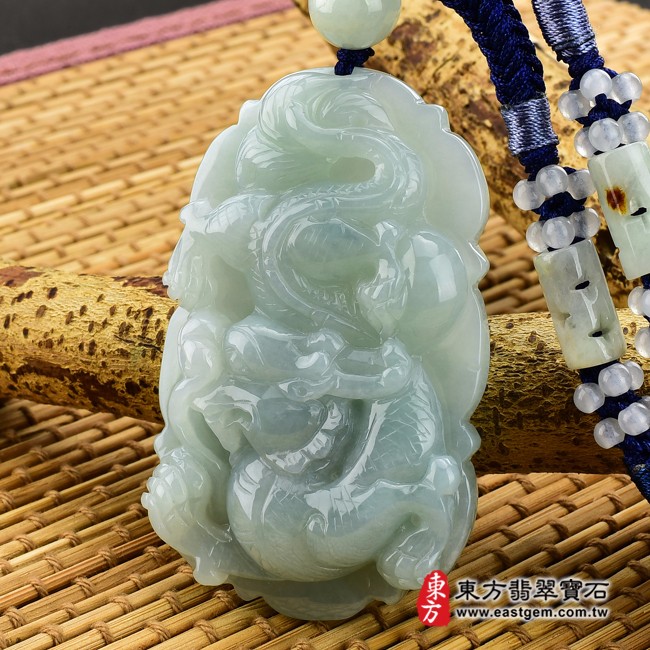 龍項鍊玉珮右側照片   翡翠龍項鍊玉珮（祥龍瑞氣、招財富貴龍：龍牌A貨翡翠龍玉珮、緬甸玉龍玉墜、龍十二生肖項鍊）。綠色糯種龍，DR331。客製化訂做各種翡翠龍吊墜玉珮項鍊。★附A貨翡翠雙證書