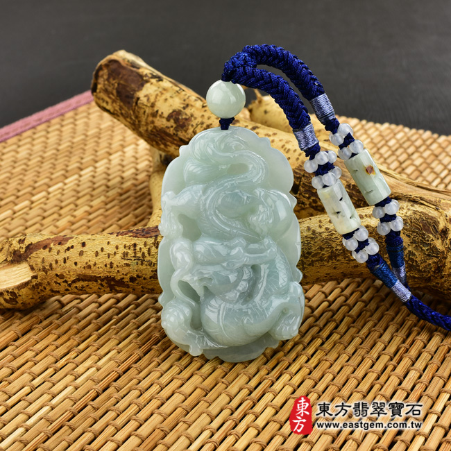 龍項鍊玉珮意境照片   翡翠龍項鍊玉珮（祥龍瑞氣、招財富貴龍：龍牌A貨翡翠龍玉珮、緬甸玉龍玉墜、龍十二生肖項鍊）。綠色糯種龍，DR331。客製化訂做各種翡翠龍吊墜玉珮項鍊。★附A貨翡翠雙證書