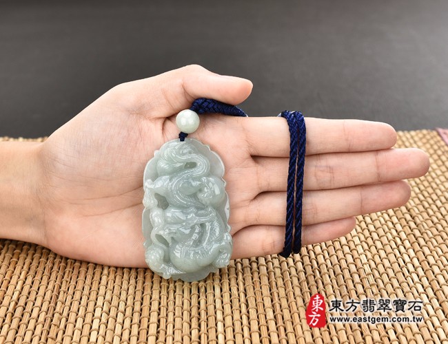 龍項鍊玉珮大小示意圖照片   翡翠龍項鍊玉珮（祥龍瑞氣、招財富貴龍：龍牌A貨翡翠龍玉珮、緬甸玉龍玉墜、龍十二生肖項鍊）。綠色糯種龍，DR331。客製化訂做各種翡翠龍吊墜玉珮項鍊。★附A貨翡翠雙證書