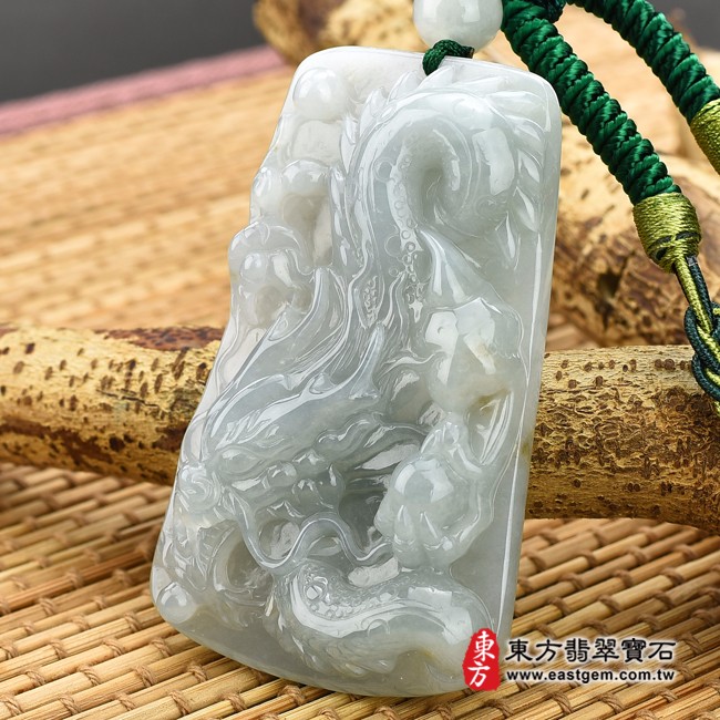龍項鍊玉珮右側照片   翡翠龍項鍊玉珮(招財飛騰游龍:龍牌A貨翡翠龍玉珮、緬甸玉龍玉墜、龍十二生肖項鍊)。淡綠色糯種灑金花龍,DR332。客製化訂做各種翡翠龍吊墜玉珮項鍊。★附A貨翡翠雙證書 龍項鍊玉珮右側照片   翡翠龍項鍊玉珮(招財飛騰游龍:龍牌A貨翡翠龍玉珮、緬甸玉龍玉墜、龍十二生肖項鍊)。淡綠色糯種灑金花龍,DR332。客製化訂做各種翡翠龍吊墜玉珮項鍊。★附A貨翡翠雙證書