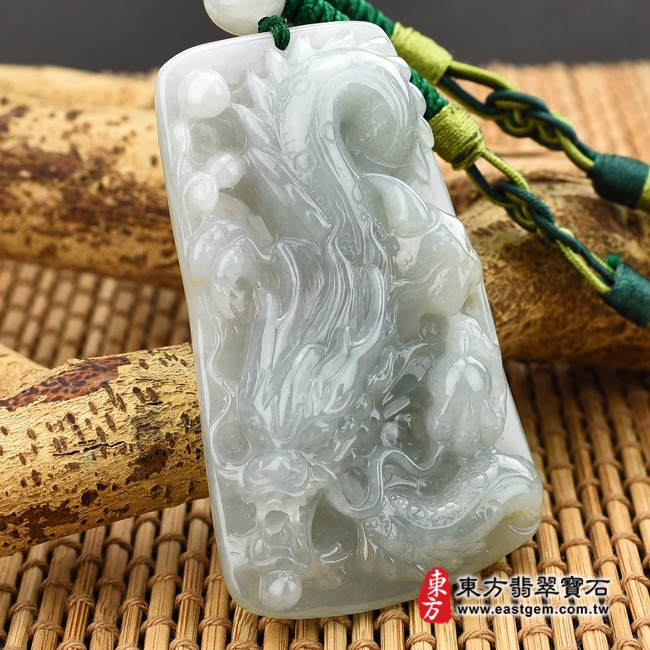 龍項鍊玉珮左側照片   翡翠龍項鍊玉珮(招財飛騰游龍:龍牌A貨翡翠龍玉珮、緬甸玉龍玉墜、龍十二生肖項鍊)。淡綠色糯種灑金花龍,DR332。客製化訂做各種翡翠龍吊墜玉珮項鍊。★附A貨翡翠雙證書 龍項鍊玉珮左側照片   翡翠龍項鍊玉珮(招財飛騰游龍:龍牌A貨翡翠龍玉珮、緬甸玉龍玉墜、龍十二生肖項鍊)。淡綠色糯種灑金花龍,DR332。客製化訂做各種翡翠龍吊墜玉珮項鍊。★附A貨翡翠雙證書