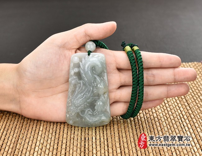 龍項鍊玉珮大小示意圖照片   翡翠龍項鍊玉珮(招財飛騰游龍:龍牌A貨翡翠龍玉珮、緬甸玉龍玉墜、龍十二生肖項鍊)。淡綠色糯種灑金花龍,DR332。客製化訂做各種翡翠龍吊墜玉珮項鍊。★附A貨翡翠雙證書 龍項鍊玉珮大小示意圖照片   翡翠龍項鍊玉珮(招財飛騰游龍:龍牌A貨翡翠龍玉珮、緬甸玉龍玉墜、龍十二生肖項鍊)。淡綠色糯種灑金花龍,DR332。客製化訂做各種翡翠龍吊墜玉珮項鍊。★附A貨翡翠雙證書