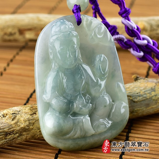 觀世音菩薩項鍊玉珮左側照片   翡翠觀世音菩薩項鍊玉珮（觀世音菩薩，寶瓶觀音：觀世音菩薩牌A貨翡翠觀世音菩薩玉珮、緬甸玉觀世音菩薩玉墜）。深淺綠糯種微冰帶飄花觀世音菩薩，GY724。客製化訂做各種翡翠觀世音菩薩吊墜玉珮項鍊。★附A貨翡翠雙證書