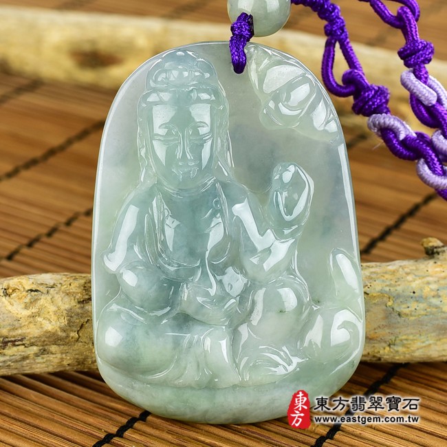 觀世音菩薩項鍊玉珮正面照片   翡翠觀世音菩薩項鍊玉珮（觀世音菩薩，寶瓶觀音：觀世音菩薩牌A貨翡翠觀世音菩薩玉珮、緬甸玉觀世音菩薩玉墜）。深淺綠糯種微冰帶飄花觀世音菩薩，GY724。客製化訂做各種翡翠觀世音菩薩吊墜玉珮項鍊。★附A貨翡翠雙證書