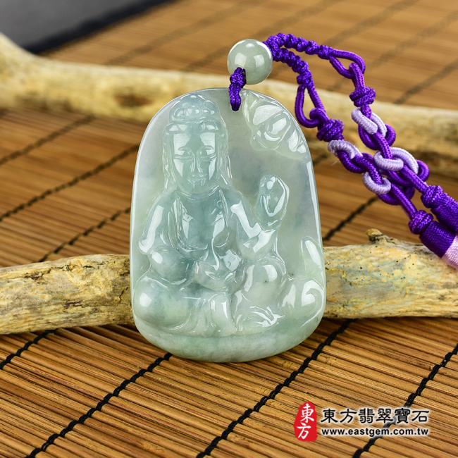 觀世音菩薩項鍊玉珮意境照片   翡翠觀世音菩薩項鍊玉珮（觀世音菩薩，寶瓶觀音：觀世音菩薩牌A貨翡翠觀世音菩薩玉珮、緬甸玉觀世音菩薩玉墜）。深淺綠糯種微冰帶飄花觀世音菩薩，GY724。客製化訂做各種翡翠觀世音菩薩吊墜玉珮項鍊。★附A貨翡翠雙證書