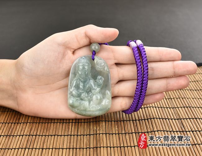 觀世音菩薩項鍊玉珮大小示意圖照片   翡翠觀世音菩薩項鍊玉珮（觀世音菩薩，寶瓶觀音：觀世音菩薩牌A貨翡翠觀世音菩薩玉珮、緬甸玉觀世音菩薩玉墜）。深淺綠糯種微冰帶飄花觀世音菩薩，GY724。客製化訂做各種翡翠觀世音菩薩吊墜玉珮項鍊。★附A貨翡翠雙證書