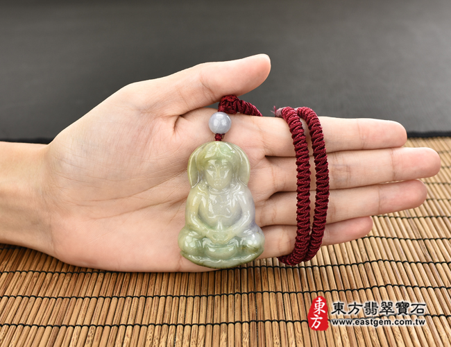 觀世音菩薩項鍊玉珮大小示意照片   （已出售勿下標，可訂做）翡翠觀世音菩薩項鍊玉珮（觀世音菩薩：觀世音菩薩牌A貨翡翠觀世音菩薩玉珮、緬甸玉觀世音菩薩玉墜）。細豆種春帶彩觀世音菩薩，GY733。客製化訂做各種翡翠觀世音菩薩吊墜玉珮項鍊。★附A貨翡翠雙證書