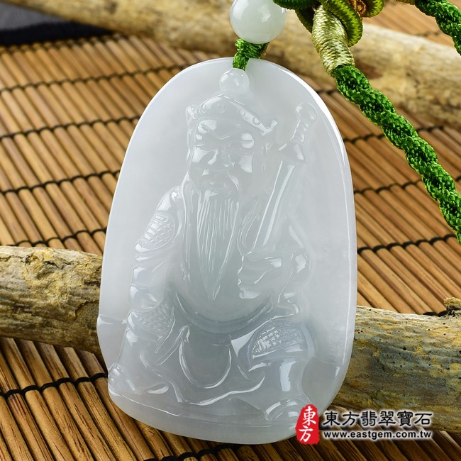 周倉帝君項鍊玉珮右側照片   翡翠周倉帝君項鍊玉珮（周倉將軍：周倉帝君牌A貨翡翠周倉帝君玉珮、緬甸玉周倉帝君玉墜）。淡綠糯種周倉帝君，KG177。客製化訂做各種翡翠周倉帝君吊墜玉珮項鍊。★附A貨翡翠雙證書