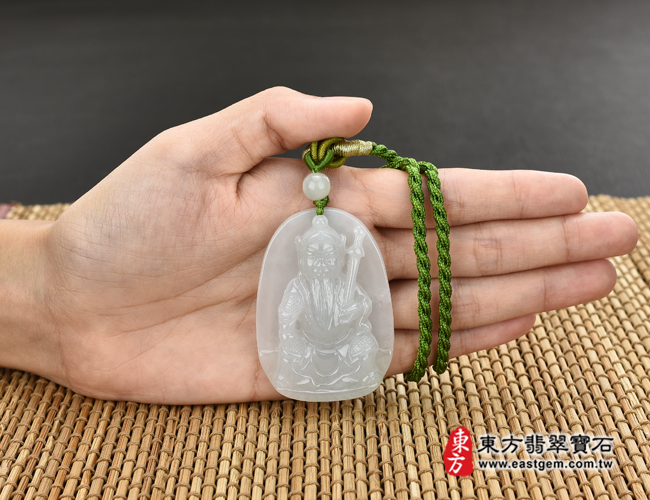 周倉帝君項鍊玉珮大小示意圖照片   翡翠周倉帝君項鍊玉珮（周倉將軍：周倉帝君牌A貨翡翠周倉帝君玉珮、緬甸玉周倉帝君玉墜）。淡綠糯種周倉帝君，KG177。客製化訂做各種翡翠周倉帝君吊墜玉珮項鍊。★附A貨翡翠雙證書