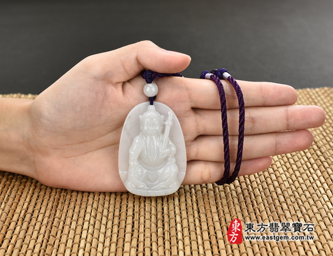 周倉帝君項鍊玉珮大小示意圖照片   翡翠周倉帝君項鍊玉珮（周倉將軍：周倉帝君牌A貨翡翠周倉帝君玉珮、緬甸玉周倉帝君玉墜）。白綠糯種周倉帝君，KG179。客製化訂做各種翡翠周倉帝君吊墜玉珮項鍊。★附A貨翡翠雙證書