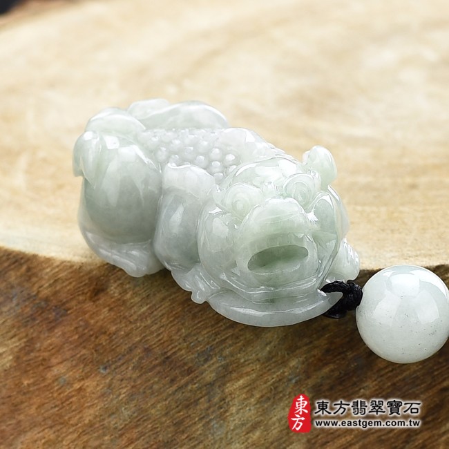 貔貅項鍊玉珮正面照片   （已出售勿下標，可訂做）翡翠貔貅項鍊玉珮（招財貔貅：貔貅牌A貨翡翠貔貅玉珮、緬甸玉貔貅玉墜）。淡綠糯種貔貅，PF696。客製化訂做各種翡翠貔貅吊墜玉珮項鍊。★附A貨翡翠雙證書
