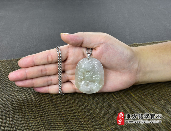 生肖龍項鍊玉珮大小示意照片  翡翠龍項鍊玉珮(祥龍瑞氣、招財富貴龍:龍牌A貨翡翠龍玉珮、緬甸玉龍玉墜、龍十二生肖項鍊)。淡綠色糯種龍,DR323。客製化訂做各種翡翠龍吊墜玉珮項鍊。★附A貨翡翠雙證書 生肖龍項鍊玉珮大小示意照片  翡翠龍項鍊玉珮(祥龍瑞氣、招財富貴龍:龍牌A貨翡翠龍玉珮、緬甸玉龍玉墜、龍十二生肖項鍊)。淡綠色糯種龍,DR323。客製化訂做各種翡翠龍吊墜玉珮項鍊。★附A貨翡翠雙證書