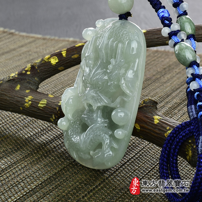 生肖龍項鍊玉珮右側照片  翡翠龍項鍊玉珮(招財飛騰游龍:龍牌A貨翡翠龍玉珮、緬甸玉龍玉墜、龍十二生肖項鍊)。淡綠色糯種油青龍,DR328。客製化訂做各種翡翠龍吊墜玉珮項鍊。★附A貨翡翠雙證書 生肖龍項鍊玉珮右側照片  翡翠龍項鍊玉珮(招財飛騰游龍:龍牌A貨翡翠龍玉珮、緬甸玉龍玉墜、龍十二生肖項鍊)。淡綠色糯種油青龍,DR328。客製化訂做各種翡翠龍吊墜玉珮項鍊。★附A貨翡翠雙證書
