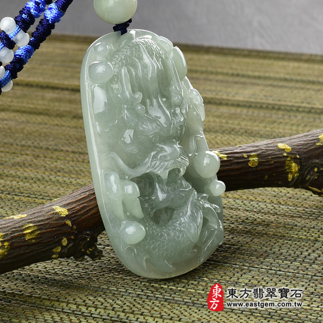 生肖龍項鍊玉珮左側照片  翡翠龍項鍊玉珮(招財飛騰游龍:龍牌A貨翡翠龍玉珮、緬甸玉龍玉墜、龍十二生肖項鍊)。淡綠色糯種油青龍,DR328。客製化訂做各種翡翠龍吊墜玉珮項鍊。★附A貨翡翠雙證書 生肖龍項鍊玉珮左側照片  翡翠龍項鍊玉珮(招財飛騰游龍:龍牌A貨翡翠龍玉珮、緬甸玉龍玉墜、龍十二生肖項鍊)。淡綠色糯種油青龍,DR328。客製化訂做各種翡翠龍吊墜玉珮項鍊。★附A貨翡翠雙證書