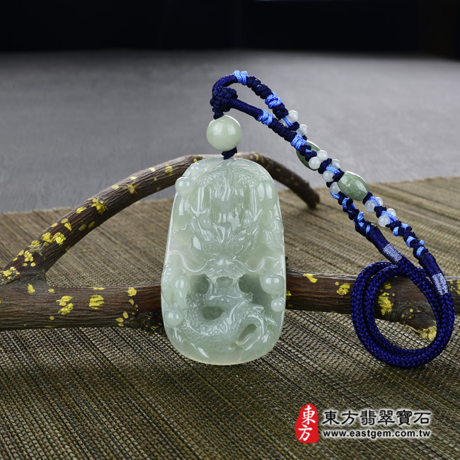 生肖龍項鍊玉珮情境照片  翡翠龍項鍊玉珮(招財飛騰游龍:龍牌A貨翡翠龍玉珮、緬甸玉龍玉墜、龍十二生肖項鍊)。淡綠色糯種油青龍,DR328。客製化訂做各種翡翠龍吊墜玉珮項鍊。★附A貨翡翠雙證書 生肖龍項鍊玉珮情境照片  翡翠龍項鍊玉珮(招財飛騰游龍:龍牌A貨翡翠龍玉珮、緬甸玉龍玉墜、龍十二生肖項鍊)。淡綠色糯種油青龍,DR328。客製化訂做各種翡翠龍吊墜玉珮項鍊。★附A貨翡翠雙證書