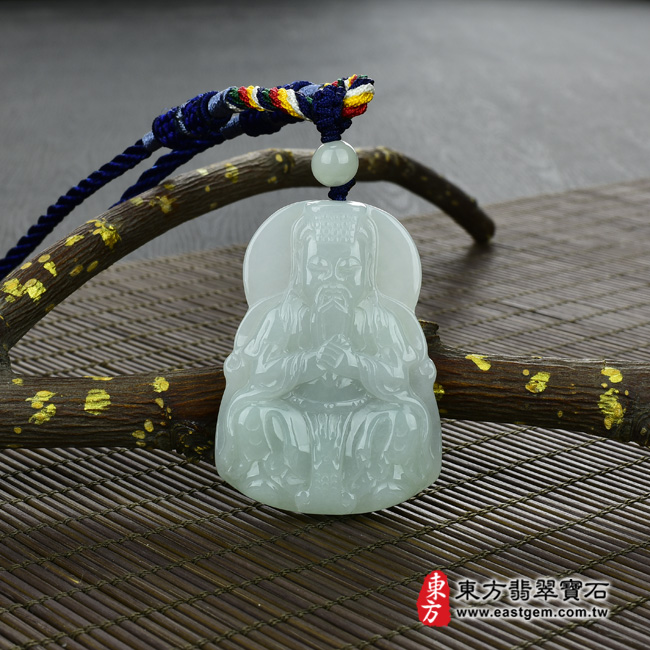 玉皇大帝項鍊玉珮情境照片  翡翠玉皇大帝項鍊玉珮（玉皇大帝：玉皇大帝牌A貨翡翠玉皇大帝玉珮、緬甸玉玉皇大帝玉墜）。淡綠色細糯種玉皇大帝，EH008。客製化訂做各種翡翠玉皇大帝吊墜玉珮項鍊。★附A貨翡翠雙證書