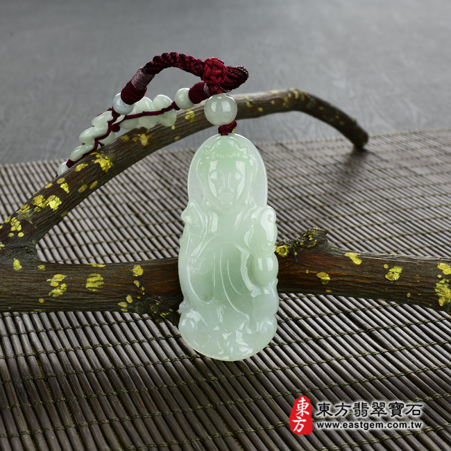 觀音項鍊玉珮情境照片  翡翠觀世音菩薩項鍊玉珮（觀世音菩薩、如意觀音：觀世音菩薩牌A貨翡翠觀世音菩薩玉珮、緬甸玉觀世音菩薩玉墜）。淡綠色糯種觀世音菩薩，GY620。客製化訂做各種翡翠觀世音菩薩吊墜玉珮項鍊。★附A貨翡翠雙證書
