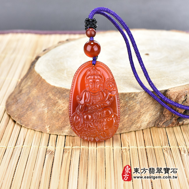 瑪瑙普賢菩薩項鍊玉珮情境照片 瑪瑙普賢菩薩項鍊玉珮（普賢菩薩：普賢菩薩牌瑪瑙普賢菩薩玉珮、玉髓普賢菩薩玉墜）。紅瑪瑙玉髓普賢菩薩，BS101。客製化訂做各種瑪瑙玉髓普賢菩薩吊墜玉珮項鍊。★附東方翡翠寶石保證卡