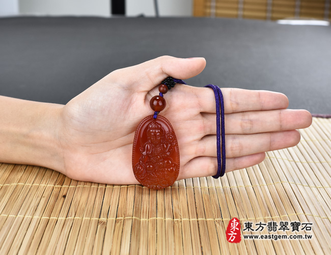 瑪瑙普賢菩薩項鍊玉珮大小示意照片 瑪瑙普賢菩薩項鍊玉珮（普賢菩薩：普賢菩薩牌瑪瑙普賢菩薩玉珮、玉髓普賢菩薩玉墜）。紅瑪瑙玉髓普賢菩薩，BS101。客製化訂做各種瑪瑙玉髓普賢菩薩吊墜玉珮項鍊。★附東方翡翠寶石保證卡
