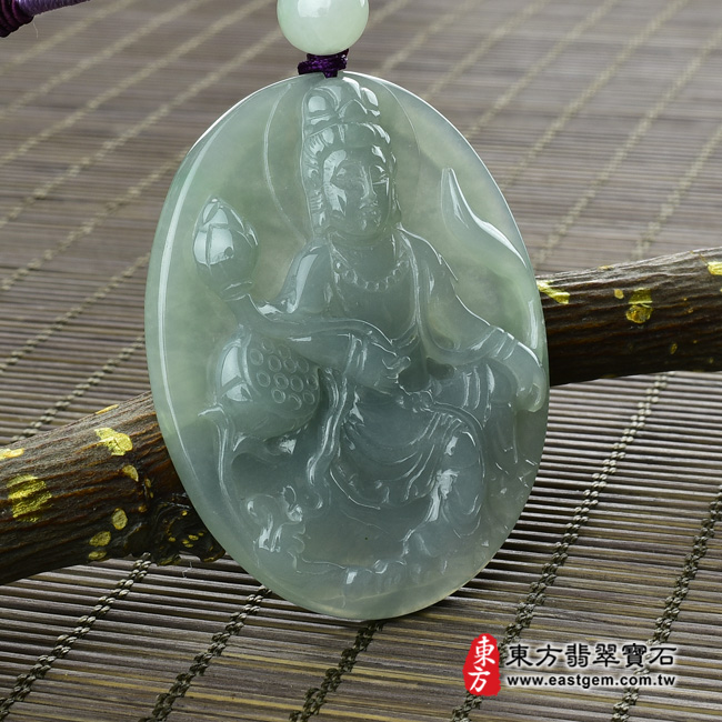 大勢至菩薩項鍊玉珮左側照片  翡翠大勢至菩薩項鍊玉珮（大勢至菩薩：大勢至菩薩牌A貨翡翠大勢至菩薩玉珮、緬甸玉大勢至菩薩玉墜）。淡綠色糯種大勢至菩薩，GY717。客製化訂做各種翡翠大勢至菩薩吊墜玉珮項鍊。★附A貨翡翠雙證書