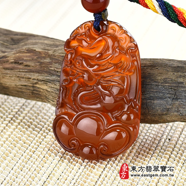 瑪瑙龍項鍊玉珮右側照片瑪瑙龍項鍊玉珮（如意龍：龍牌瑪瑙龍玉珮、玉髓龍玉墜、龍十二生肖項鍊）。紅瑪瑙玉髓龍，DR355。客製化訂做各種瑪瑙玉髓龍吊墜玉珮項鍊。★附東方翡翠寶石保證卡