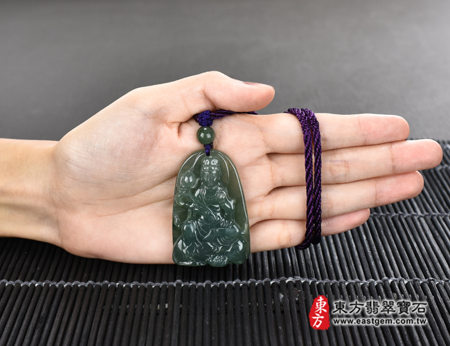 普賢菩薩 手示意照片 翡翠普賢菩薩項鍊玉珮（普賢菩薩：普賢菩薩牌A貨翡翠普賢菩薩玉珮、緬甸玉普賢菩薩玉墜）。綠色糯種油青普賢菩薩，BS099。客製化訂做各種翡翠普賢菩薩吊墜玉珮項鍊。★附A貨翡翠雙證書