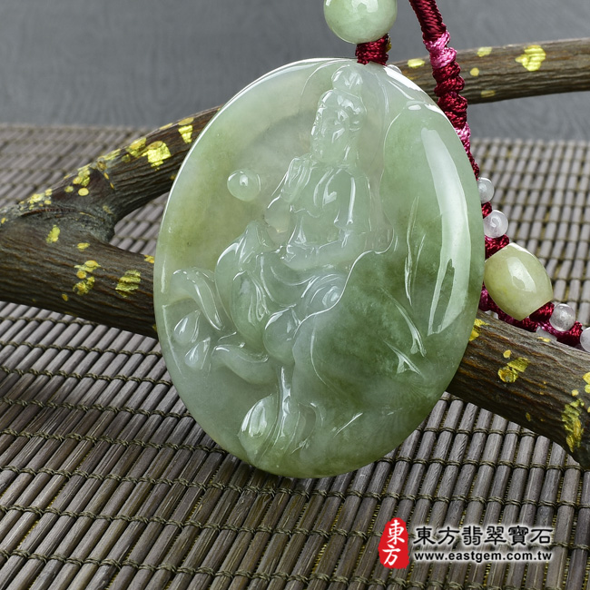觀音項鍊玉珮右側照片  （已出售勿下標，可訂做）翡翠觀世音菩薩項鍊玉珮（觀世音菩薩：觀世音菩薩牌A貨翡翠觀世音菩薩玉珮、緬甸玉觀世音菩薩玉墜）。淡綠糯種觀世音菩薩，GY720。客製化訂做各種翡翠觀世音菩薩吊墜玉珮項鍊。★附A貨翡翠雙證書