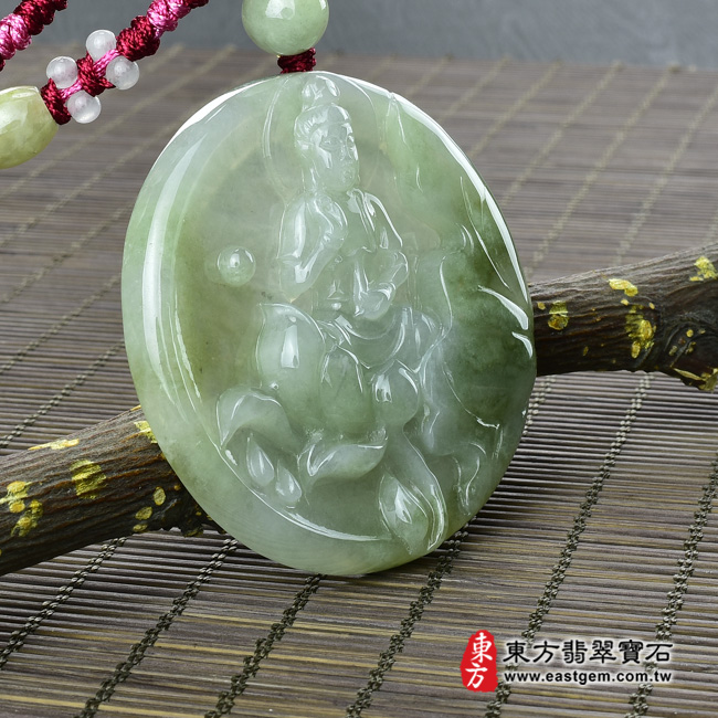 觀音項鍊玉珮左側照片  （已出售勿下標，可訂做）翡翠觀世音菩薩項鍊玉珮（觀世音菩薩：觀世音菩薩牌A貨翡翠觀世音菩薩玉珮、緬甸玉觀世音菩薩玉墜）。淡綠糯種觀世音菩薩，GY720。客製化訂做各種翡翠觀世音菩薩吊墜玉珮項鍊。★附A貨翡翠雙證書