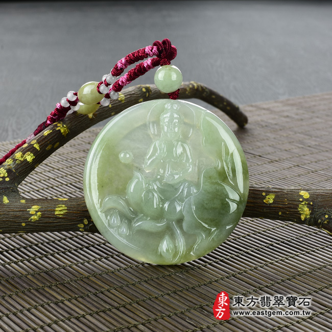觀音項鍊玉珮情境照片  （已出售勿下標，可訂做）翡翠觀世音菩薩項鍊玉珮（觀世音菩薩：觀世音菩薩牌A貨翡翠觀世音菩薩玉珮、緬甸玉觀世音菩薩玉墜）。淡綠糯種觀世音菩薩，GY720。客製化訂做各種翡翠觀世音菩薩吊墜玉珮項鍊。★附A貨翡翠雙證書
