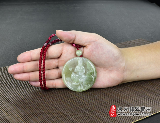 觀音項鍊玉珮大小示意照片  （已出售勿下標，可訂做）翡翠觀世音菩薩項鍊玉珮（觀世音菩薩：觀世音菩薩牌A貨翡翠觀世音菩薩玉珮、緬甸玉觀世音菩薩玉墜）。淡綠糯種觀世音菩薩，GY720。客製化訂做各種翡翠觀世音菩薩吊墜玉珮項鍊。★附A貨翡翠雙證書